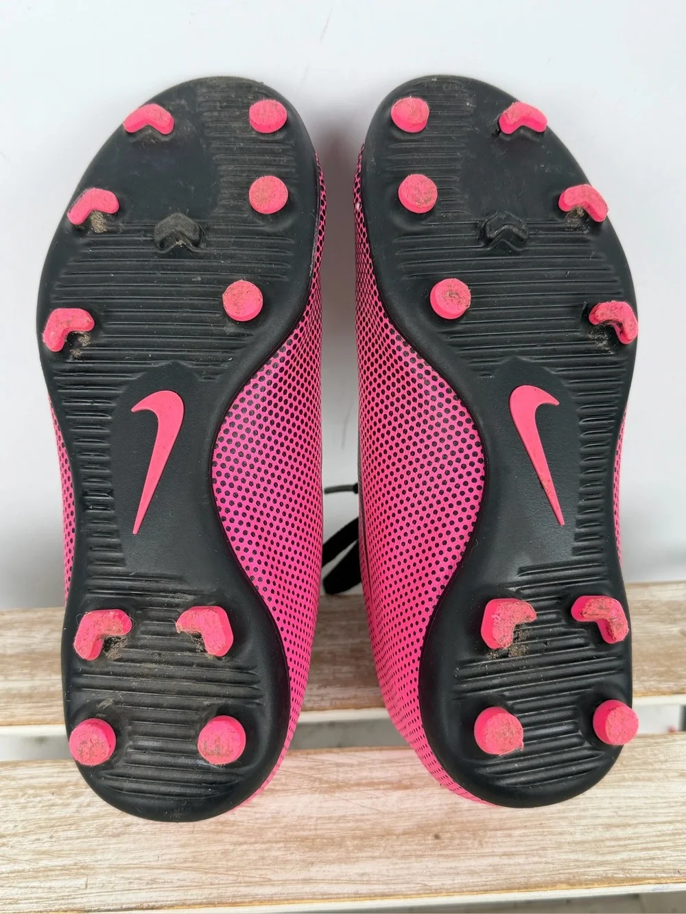 Nike Kids' Jr. Bravata I! FG soccer cleats with a synthetic textured upper 13C